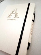 Personalisiertes A5-Notizbuch mit Wunschname & graviertem Buchstaben