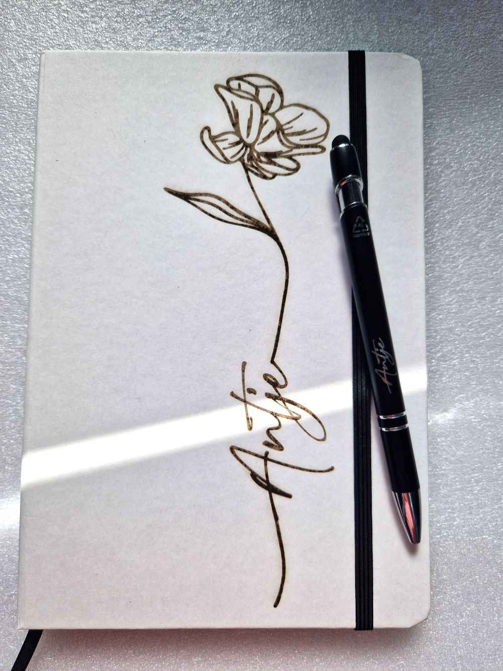 Personalisiertes Notizbuch & Kugelschreiber Set mit Lasergravur – Nachhaltiges A5 Steinpapier Notizbuch & recycelter Aluminium Pen – Name frei wählbar