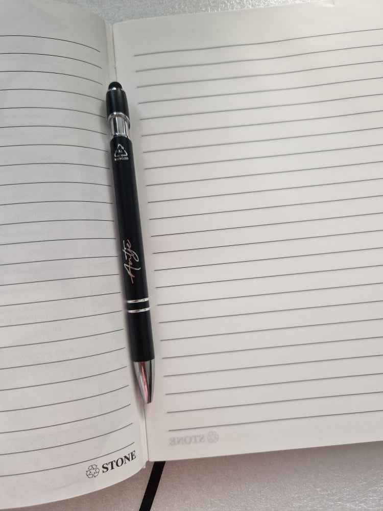 Personalisiertes Notizbuch & Kugelschreiber Set mit Lasergravur – Nachhaltiges A5 Steinpapier Notizbuch & recycelter Aluminium Pen – Name frei wählbar
