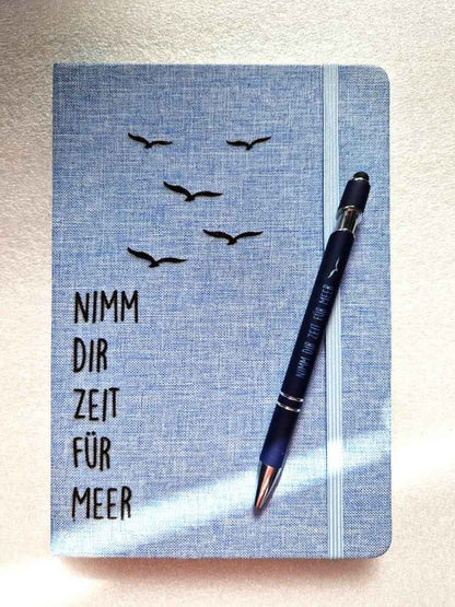 A5 Notizbuch & Kugelschreiber Set „Zeit für Meer“ – Hell- oder Dunkelblau, personalisierbar