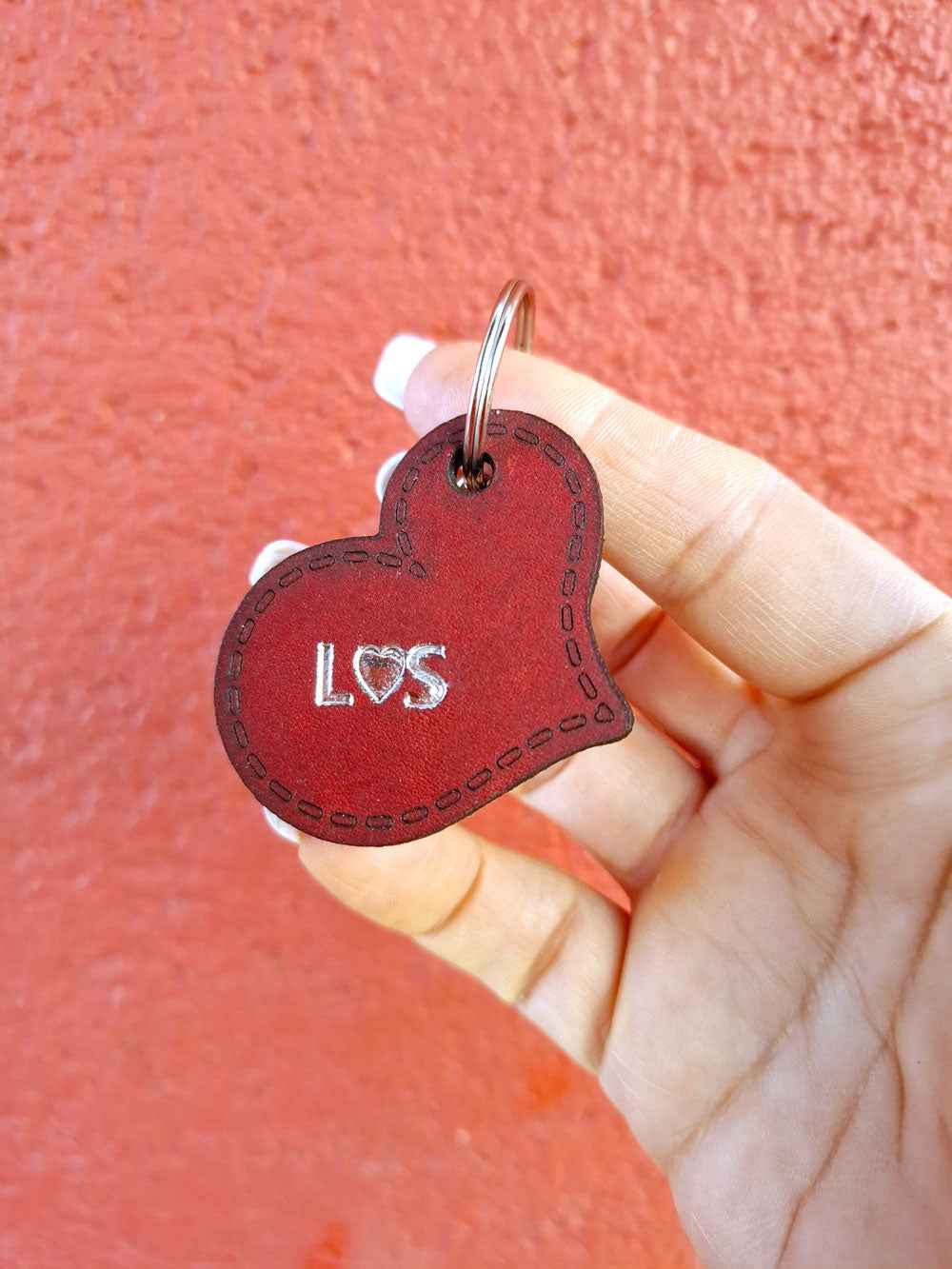 Leder Schlüsselanhänger Herz personalisiert - Naturleder, graviert & geprägt mit Initialen (5 x 4,2 cm)