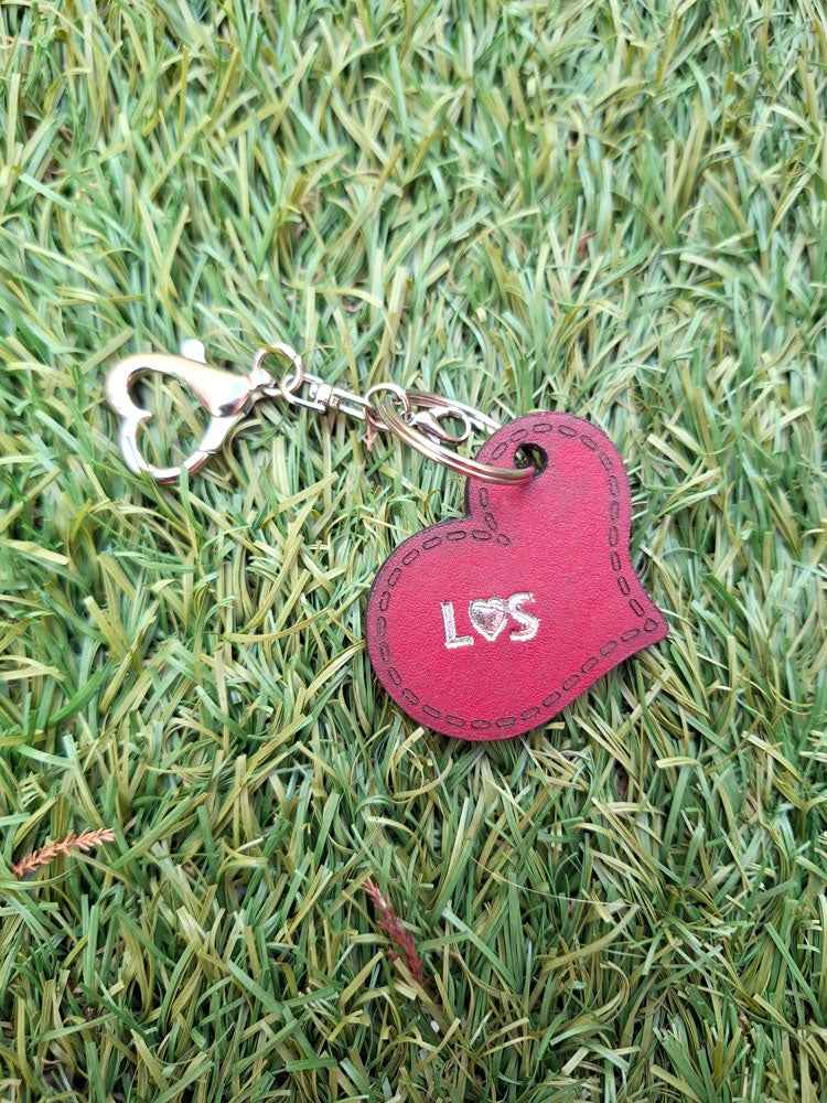 Leder Schlüsselanhänger Herz personalisiert - Naturleder, graviert & geprägt mit Initialen (5 x 4,2 cm)