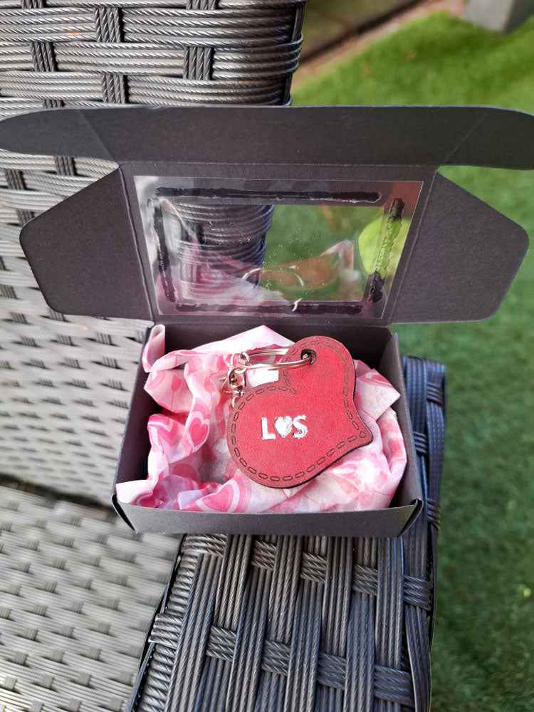 Leder Schlüsselanhänger Herz personalisiert - Naturleder, graviert & geprägt mit Initialen (5 x 4,2 cm)