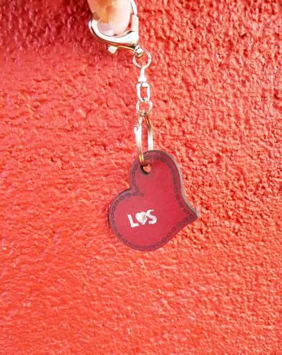 Leder Schlüsselanhänger Herz personalisiert - Naturleder, graviert & geprägt mit Initialen (5 x 4,2 cm)