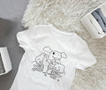 Ein Ausmalbuch mit einem Dinosaurier-Motiv, ideal für kreative DIY-Projekte für Kinder und Textilgestaltung.
