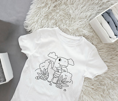Ein Ausmalbuch mit einem Dinosaurier-Motiv, ideal für kreative DIY-Projekte für Kinder und Textilgestaltung.
