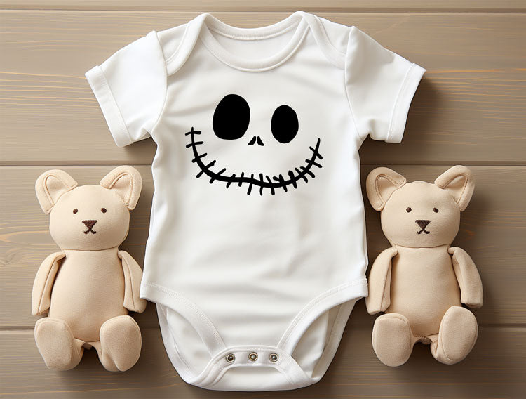 Süßer Babybody mit einem schwarzen Monstergesicht, perfekt für Halloween, sorgt für Spaß und Grusel bei den Kleinsten.