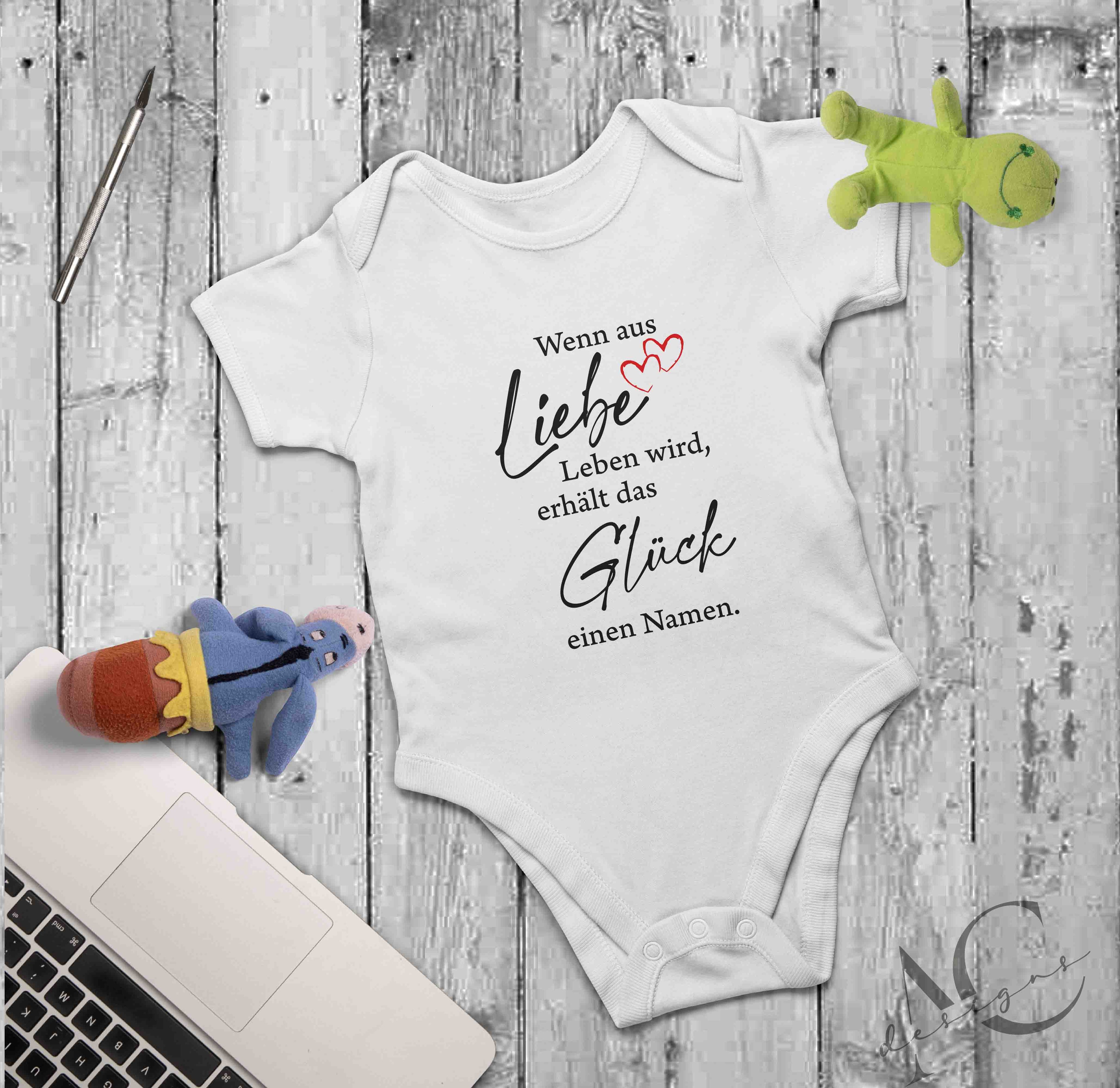 Bügelmotiv 'Glück hat einen Namen' – Personalisierbarer Baby-Aufdruck (12x17 cm) | Für Bodys & Kinder-T-Shirts | Waschbar bis 30°C | Inkl. Anleitung + Schneller Versand - AC Designs