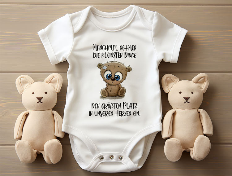 Bio-Babybody kurzarm ‚DIE KLEINSTEN DINGE‘ | Personalisierbar mit Namen | 200g/m² Bio-Baumwolle | Öko-Tex® zertifiziert | Mit süßem Bären-Motiv - AC Designs