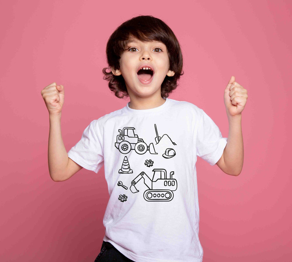Ein weißes Shirt mit Ausmal-Bügelmotiv, das fröhliche Baustellenfahrzeuge zeigt – perfekt für kleine Bau-Fans!