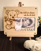 Personalisierte Geschenkidee zur Geburt – Holz-Bilderrahmen mit Gravur & Name (25 x 20,5 cm, Foto 15 x 10 cm)