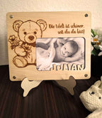 Personalisierte Geschenkidee zur Geburt – Holz-Bilderrahmen mit Gravur & Name (25 x 20,5 cm, Foto 15 x 10 cm)