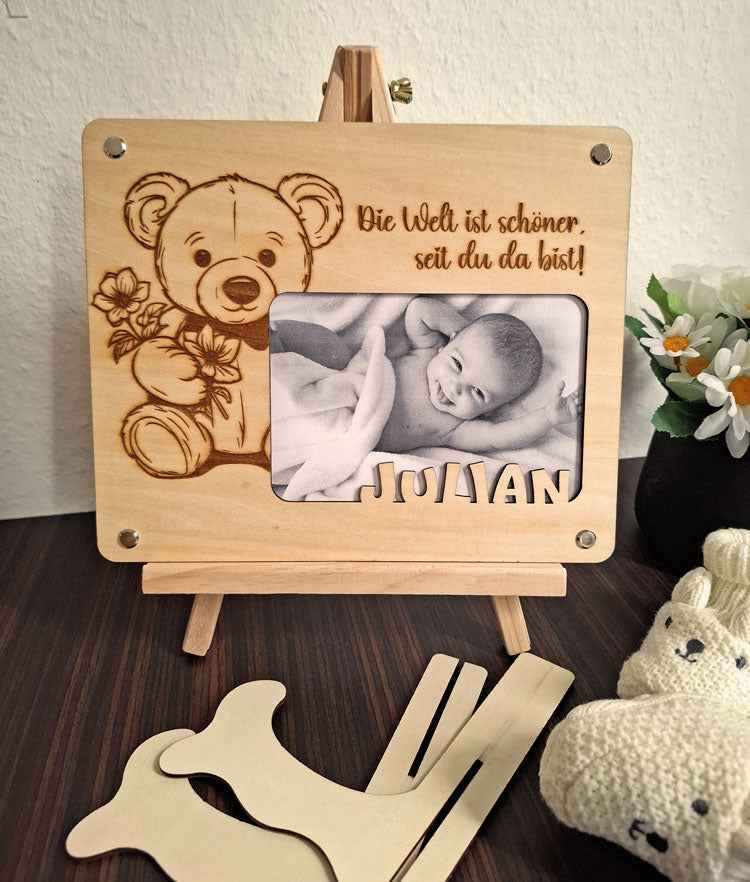 Personalisierte Geschenkidee zur Geburt – Holz-Bilderrahmen mit Gravur & Name (25 x 20,5 cm, Foto 15 x 10 cm)