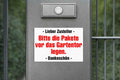 Magnetschild für den Briefkasten mit der Aufschrift „Bitte die Pakete vor das Gartentor legen“ in der Größe 10x7 cm
