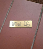 Graviertes Briefkastenschild aus Laserkunststoff mit Metallic-Effekt - personalisiert mit Name & Motiv | 8 x 2,5 cm