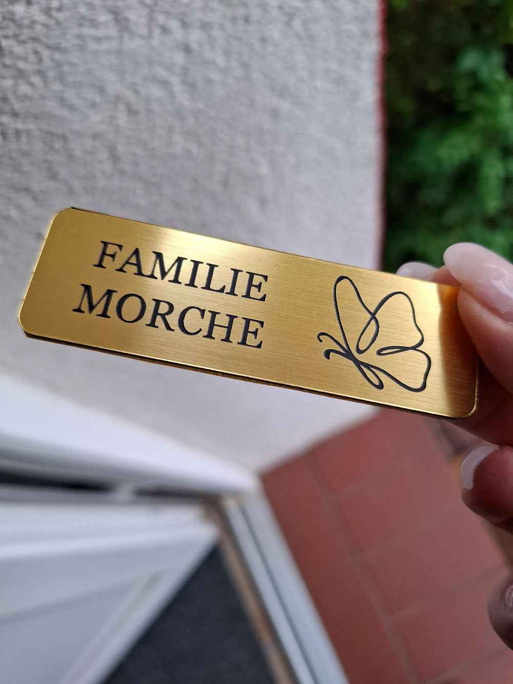 Graviertes Briefkastenschild aus Laserkunststoff mit Metallic-Effekt - personalisiert mit Name & Motiv | 8 x 2,5 cm