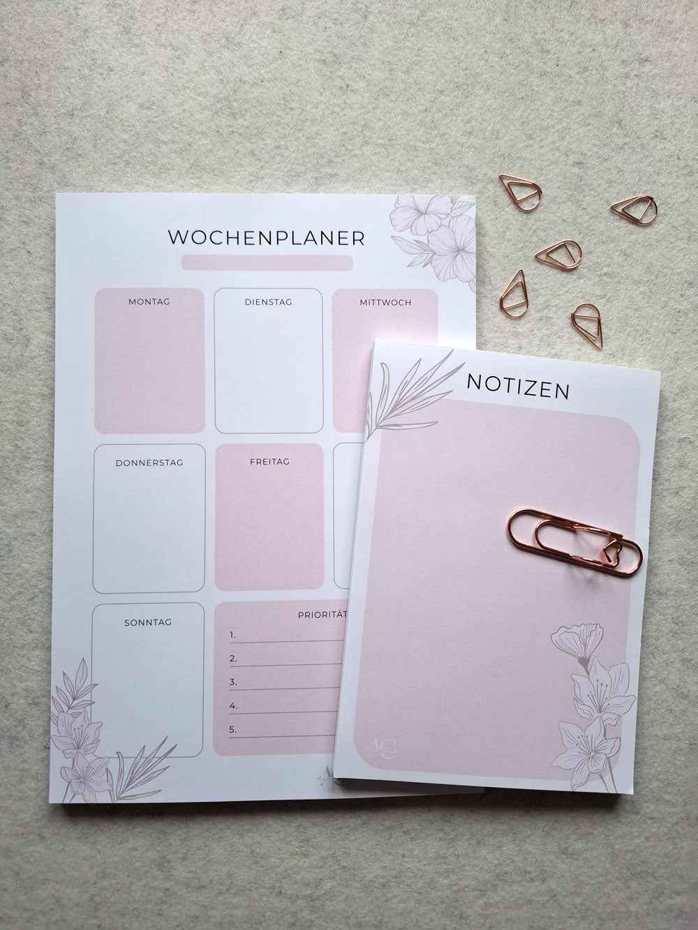 WOCHENPLAN Bundle | Premium Wochenplaner A4 + Notizblock A5 | Organisations-Set mit Kugelschreiber & Clips | Für Büro & Homeoffice