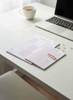 WOCHENPLAN Bundle | Premium Wochenplaner A4 + Notizblock A5 | Organisations-Set mit Kugelschreiber & Clips | Für Büro & Homeoffice