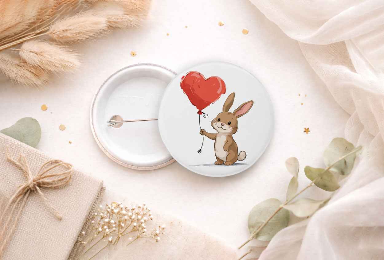 4 mm Button - Süßer Hase mit Herz Ansteckbutton