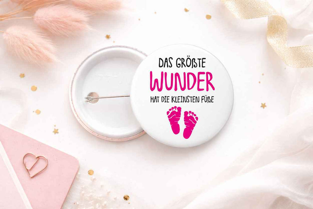 44 mm Button - „Das größte Wunder hat die kleinsten Füße“ | Liebevoller Baby-Ansteckbutton