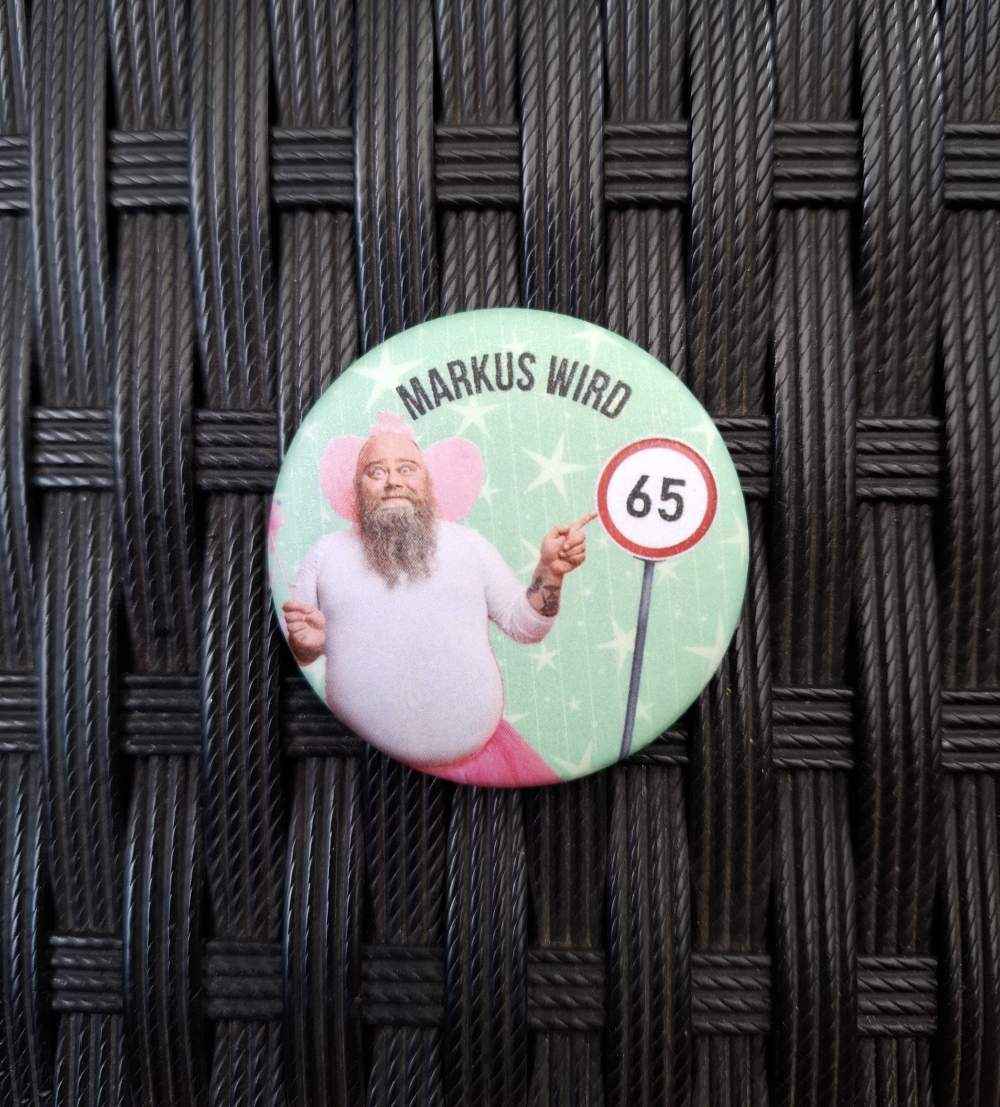 Lustiger Geburtstags-Button „Verkehrsschild“ - Anstecker mit Sicherheitsnadel