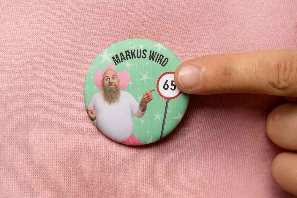 Lustiger Geburtstags-Button „Verkehrsschild“ - Anstecker mit Sicherheitsnadel