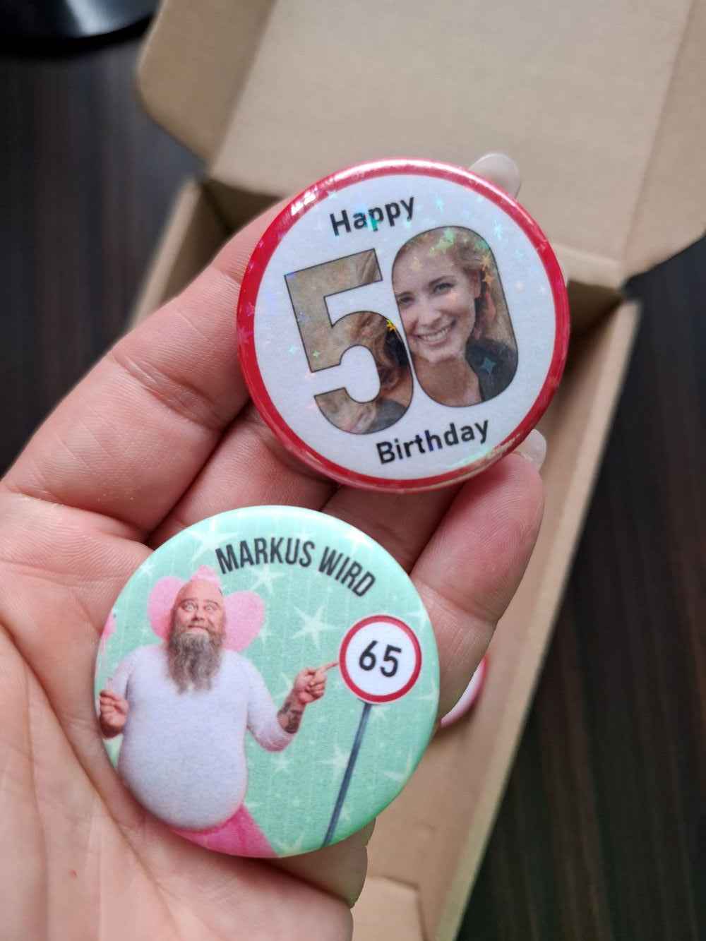 Lustiger Geburtstags-Button „Verkehrsschild“ - Anstecker mit Sicherheitsnadel