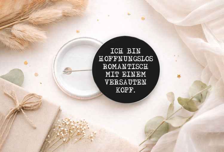 44 mm Button „Hoffnungslos romantisch mit einem versauten Kopf“ - Statement Ansteckbutton