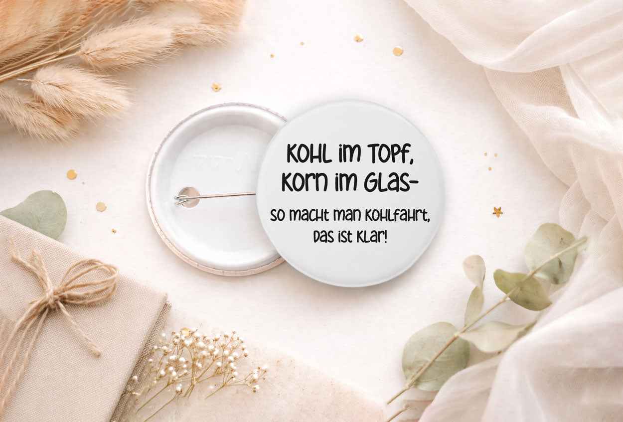 44 mm Button – „Kohl im Topf, Korn im Glas - so macht man Kohlfahrt, das ist klar!“ | Lustiger Statement Ansteckbutton