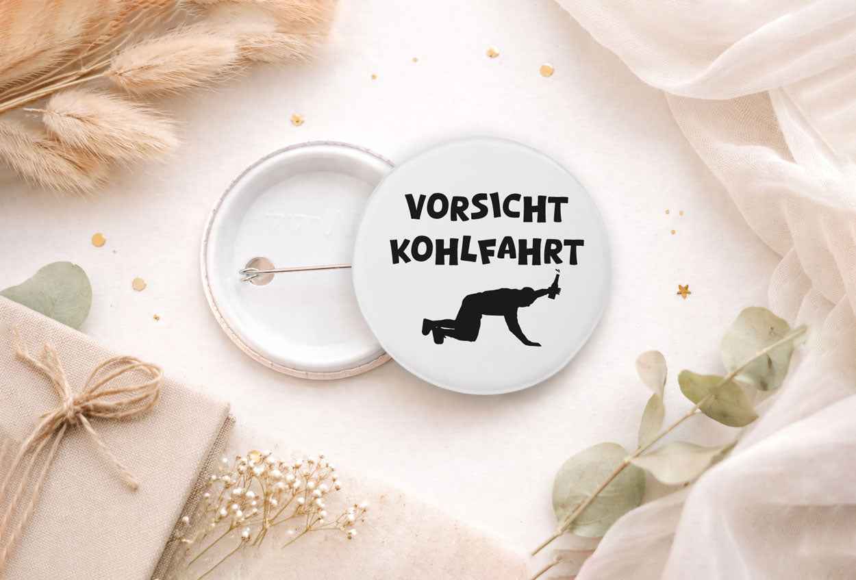 44 mm Button - „Vorsicht Kohlfahrt“ | Lustiger Statement Ansteckbutton