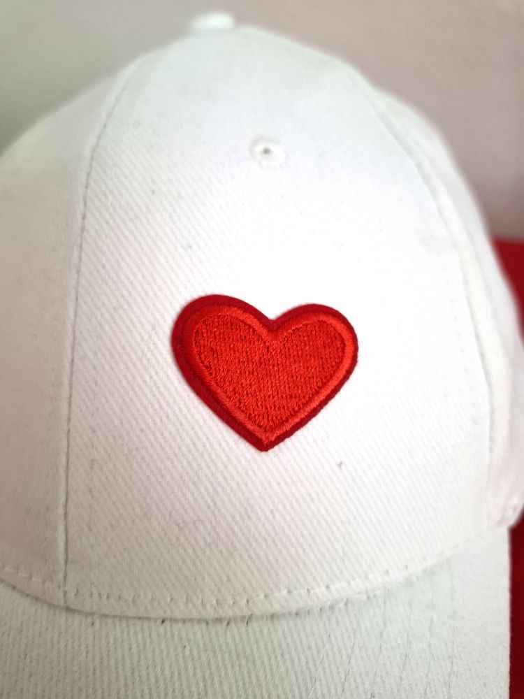 Weißes 6-Panel Cap mit rotem Herz-Patch – hochwertig bestickt & nachhaltig