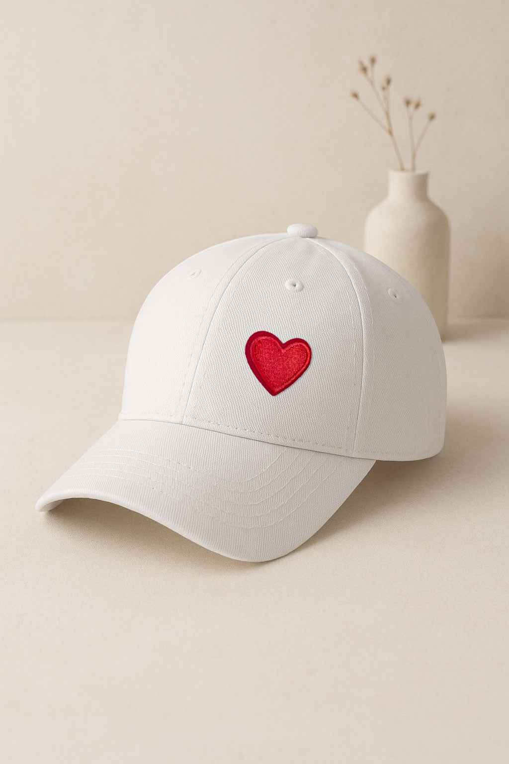 Weißes 6-Panel Cap mit rotem Herz-Patch – hochwertig bestickt & nachhaltig