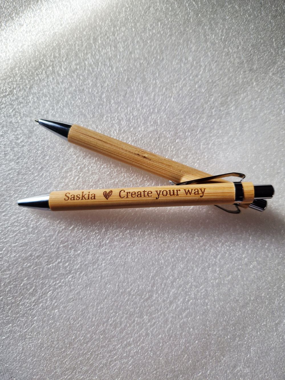 Personalisiert – Bambus-Kugelschreiber mit Gravur | Individuelles Geschenk mit Personalisierung