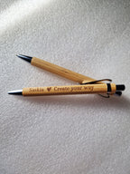 Personalisiert – Bambus-Kugelschreiber mit Gravur | Individuelles Geschenk mit Personalisierung