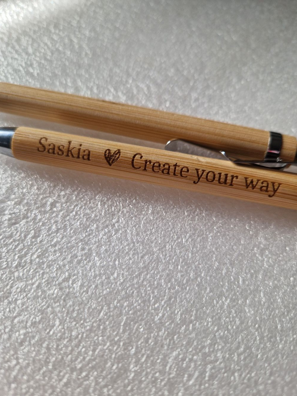 Personalisiert – Bambus-Kugelschreiber mit Gravur | Individuelles Geschenk mit Personalisierung