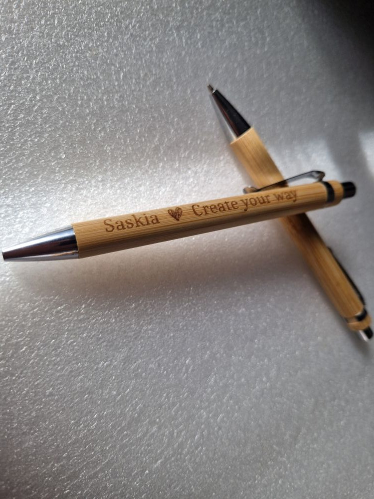 Personalisiert – Bambus-Kugelschreiber mit Gravur | Individuelles Geschenk mit Personalisierung