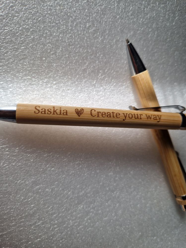 Personalisiert – Bambus-Kugelschreiber mit Gravur | Individuelles Geschenk mit Personalisierung