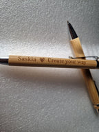 Personalisiert – Bambus-Kugelschreiber mit Gravur | Individuelles Geschenk mit Personalisierung