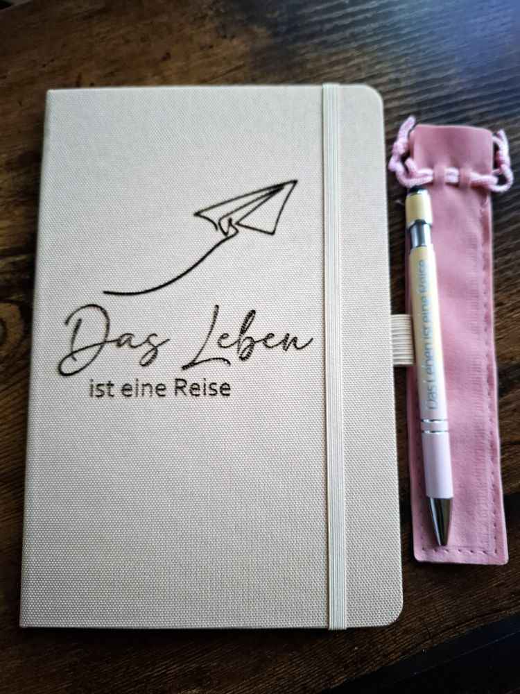 A5 Notizbuch „Das Leben ist eine Reise“ graviert - RPET Cover inkl. Kugelschreiber mit Gravur
