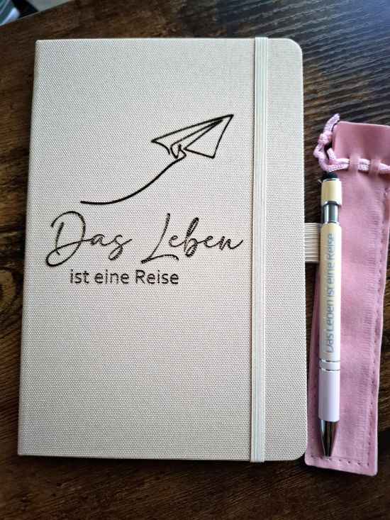 A5 Notizbuch „Das Leben ist eine Reise“ graviert - RPET Cover inkl. Kugelschreiber mit Gravur