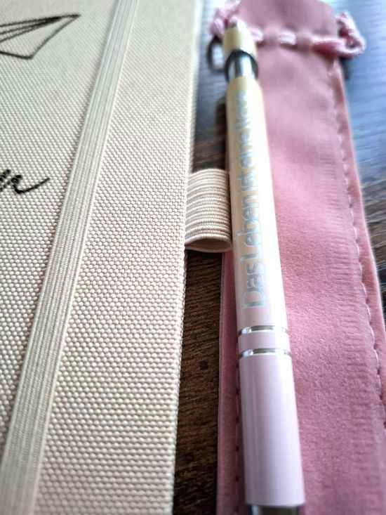 A5 Notizbuch „Das Leben ist eine Reise“ graviert - RPET Cover inkl. Kugelschreiber mit Gravur