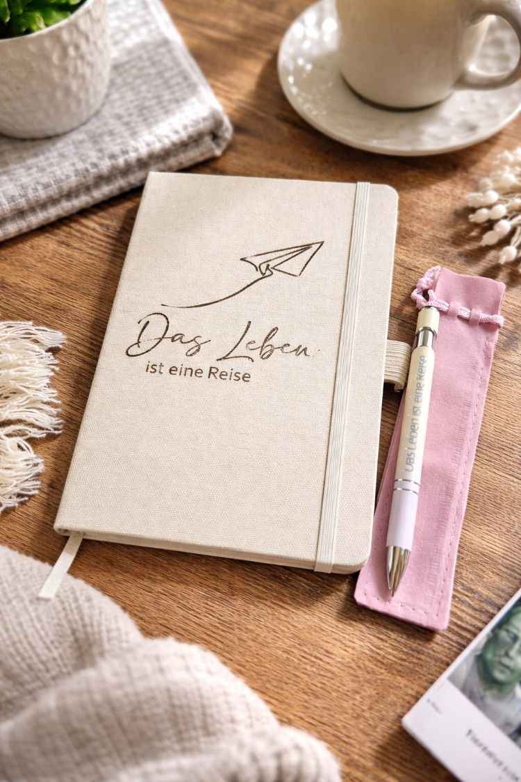 A5 Notizbuch „Das Leben ist eine Reise“ graviert - RPET Cover inkl. Kugelschreiber mit Gravur