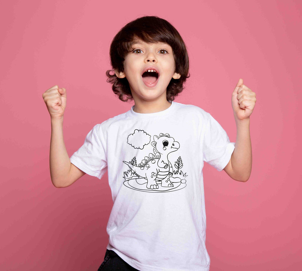 Ein T-Shirt mit einem niedlichen Dinosaurier, ideal für Ausmalbügelmotive und kreative Aktivitäten für Kinder.