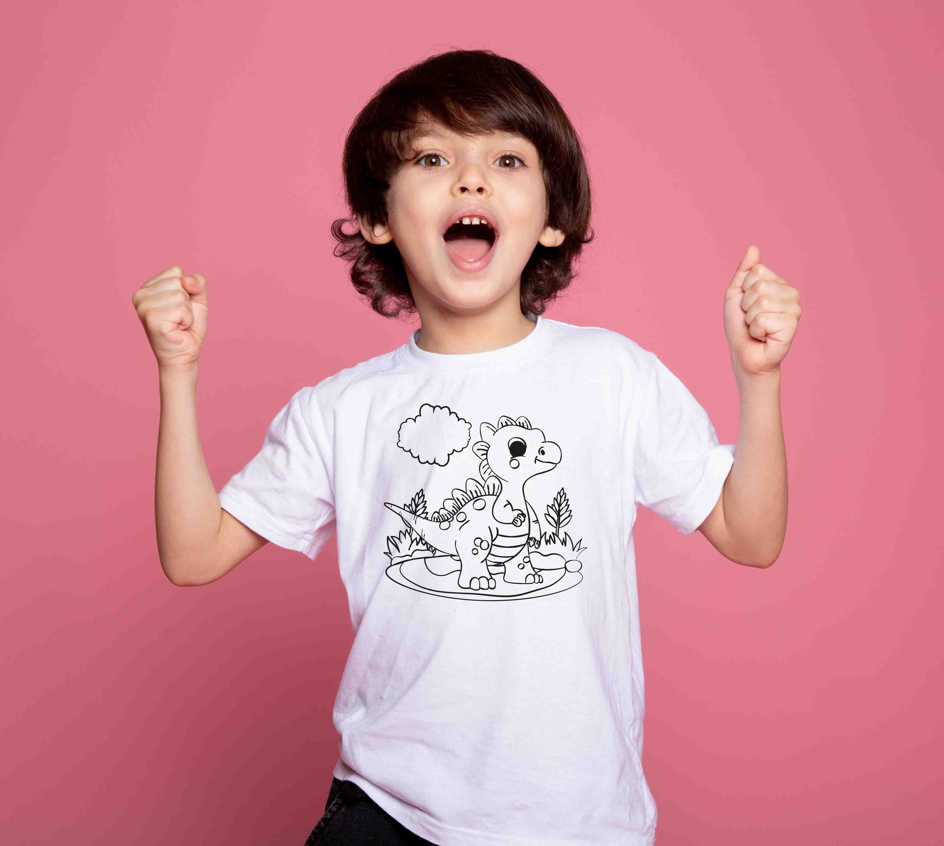 Ein T-Shirt mit einem niedlichen Dinosaurier, ideal für Ausmalbügelmotive und kreative Aktivitäten für Kinder.