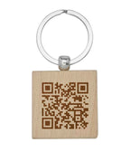 Quadratischer Buchenholz-Schlüsselanhänger mit Lasergravur & QR-Code für Notfallnummer