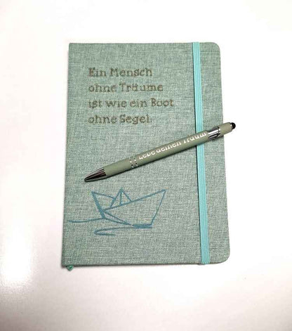 A5 Notizbuch „Ein Mensch ohne Träume…“ mit Gravur & Kugelschreiber - Boot Motiv in Flock, personalisierbar