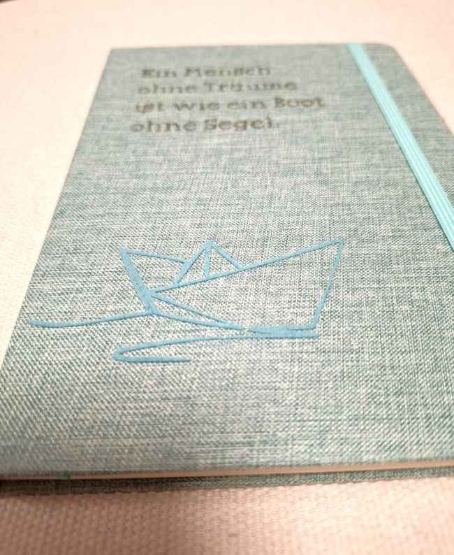 A5 Notizbuch „Ein Mensch ohne Träume…“ mit Gravur & Kugelschreiber - Boot Motiv in Flock, personalisierbar