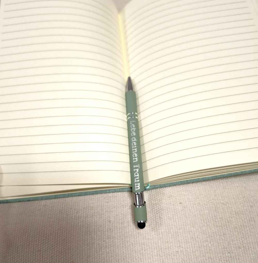 A5 Notizbuch „Ein Mensch ohne Träume…“ mit Gravur & Kugelschreiber - Boot Motiv in Flock, personalisierbar