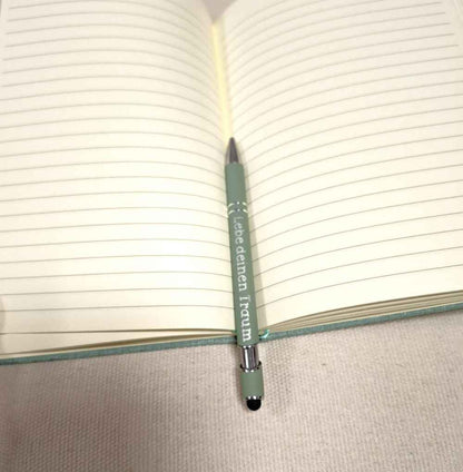 A5 Notizbuch „Ein Mensch ohne Träume…“ mit Gravur & Kugelschreiber - Boot Motiv in Flock, personalisierbar