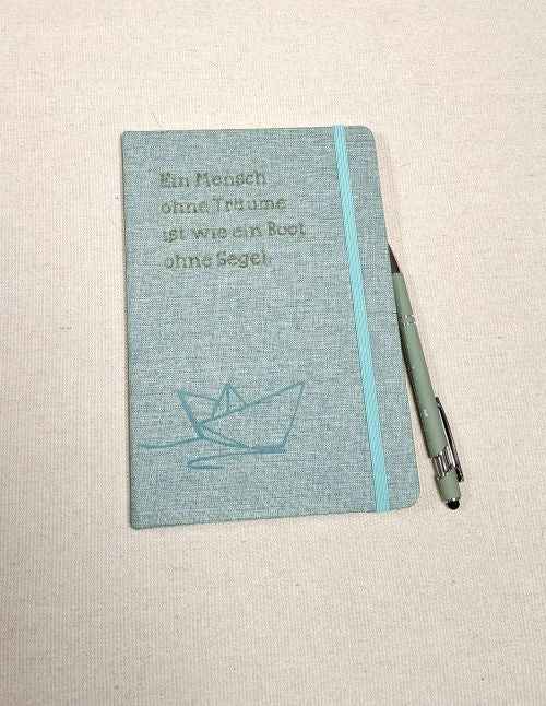 A5 Notizbuch „Ein Mensch ohne Träume…“ mit Gravur & Kugelschreiber - Boot Motiv in Flock, personalisierbar